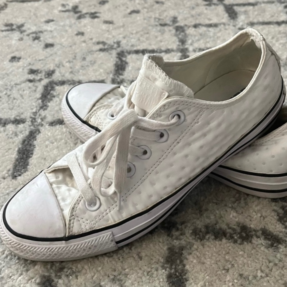 White Converse SZ 8 Womens
